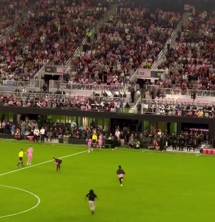 梅西被换下时，一名球迷跑向梅西随后被安保拦截