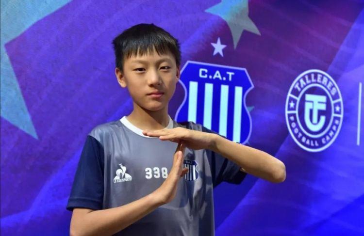 中国U12男足球员独自去阿根廷球队学习，俱乐部为其办新闻发布会