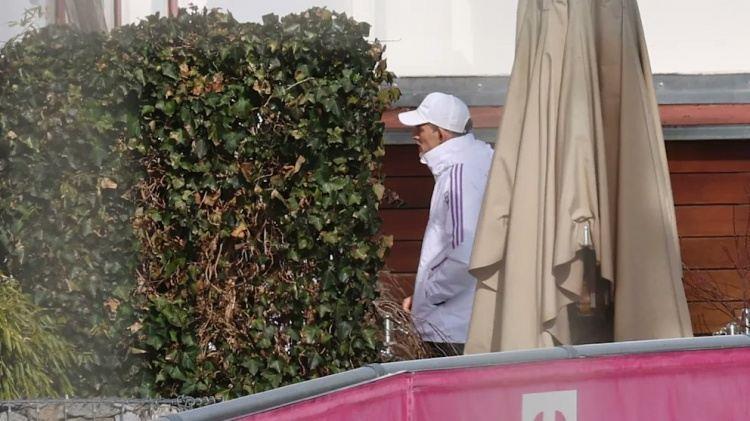 此刻在想什么？拜仁封闭训练结束后，媒体拍摄到图赫尔的身影