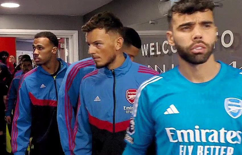 压迫感拉满！战谢菲联赛前，阿森纳后防五人通道里集体凝视对手