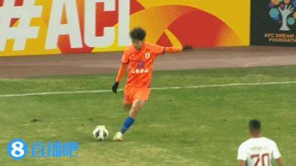 是点球吗？回看横滨禁区内这次手夹球，约旦裁判组没有表示