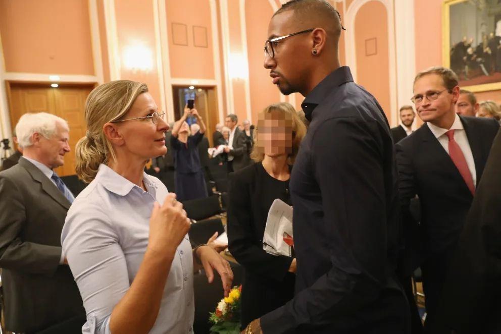 反转？博阿滕母亲翻供：我儿子没有家暴，那么说是怕孙辈被送走