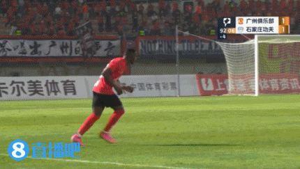 外援发力！阿雷格里亚补时头球破门 挑过门将打空门，助广州绝杀