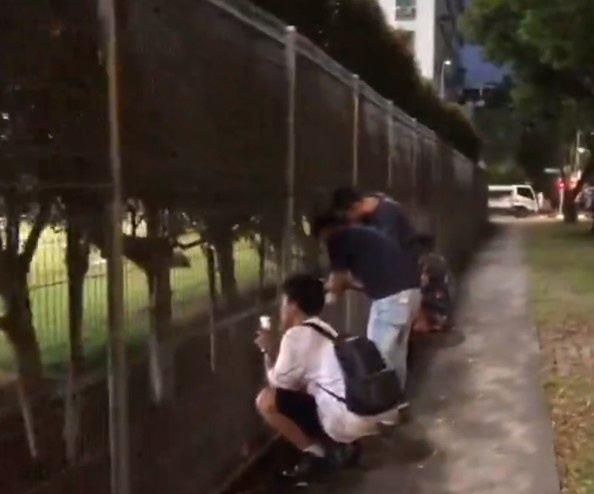 没秘密了？国足新换场地无法完全封闭，多人围观偷看国足训练