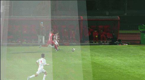 这球拼命了！沙明补射空门后伤退，中国足球小将2-0领先
