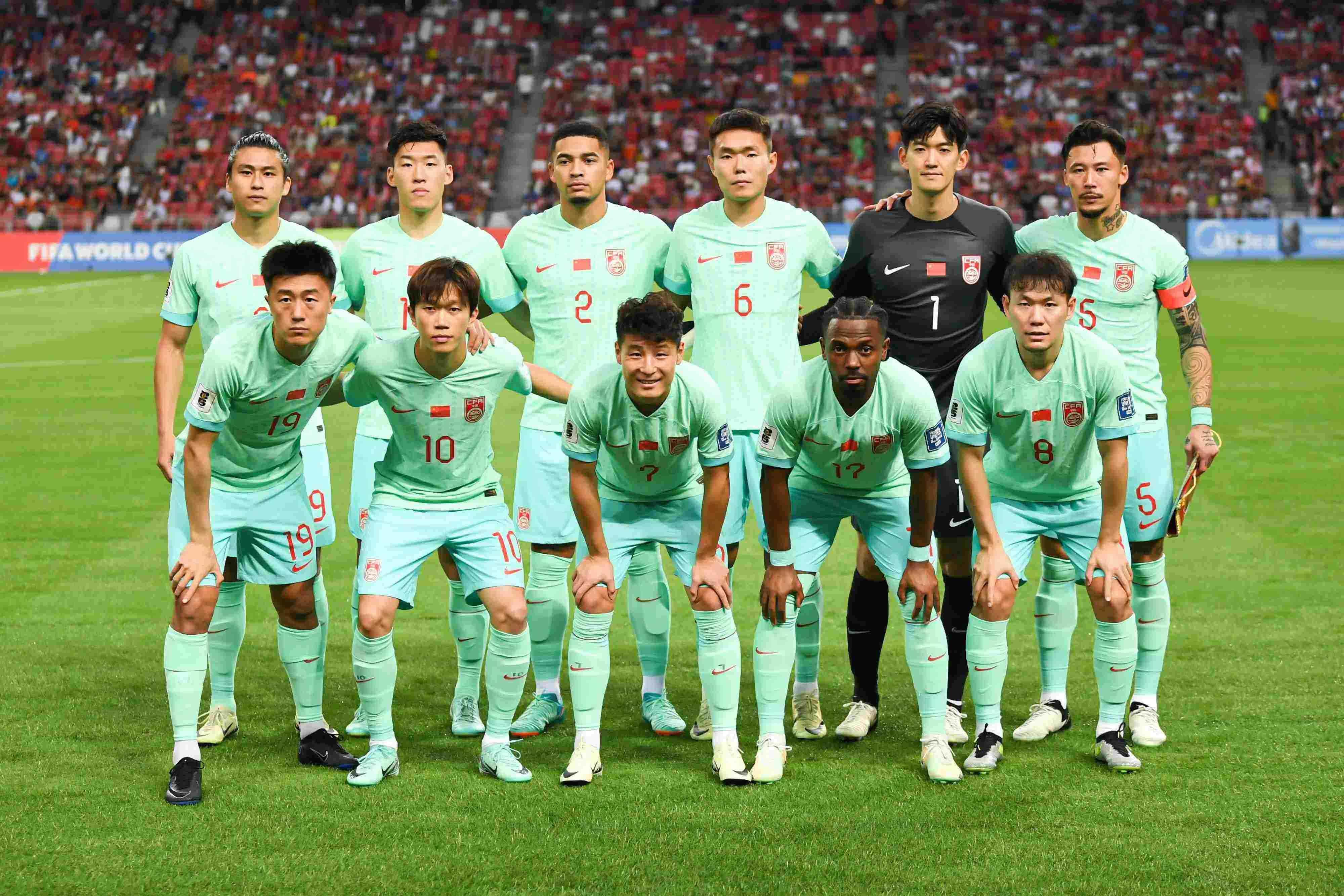 单后腰or双后腰？王大雷替颜骏凌？国足首发框架已定，今晚必胜？