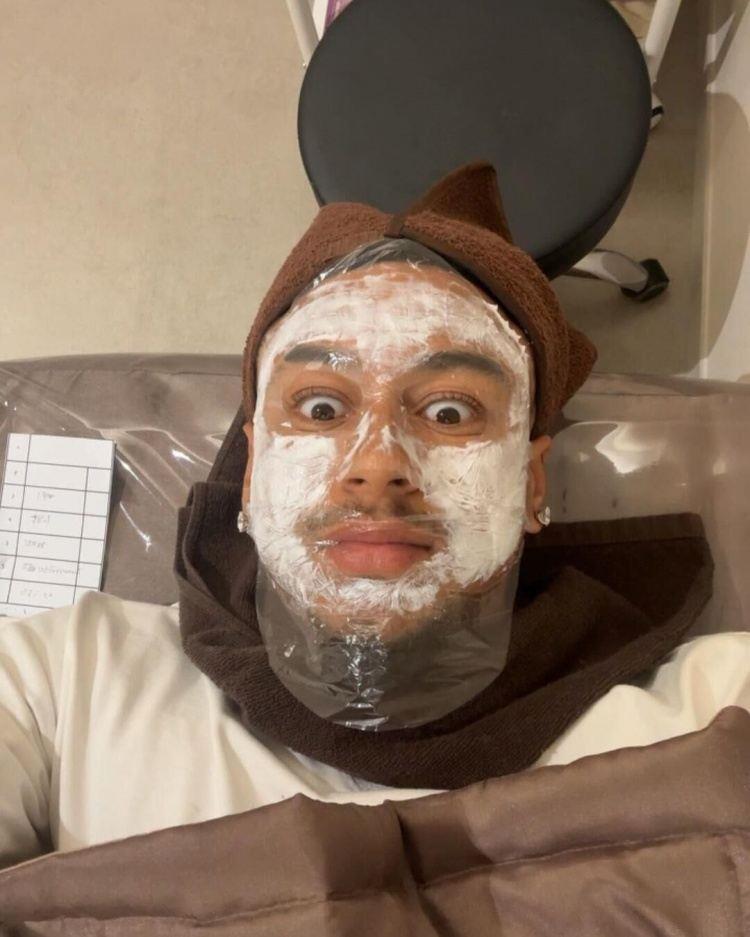你的林皇，生活很忙林加德晒照：敷面膜、喝咖啡、给妹妹庆生