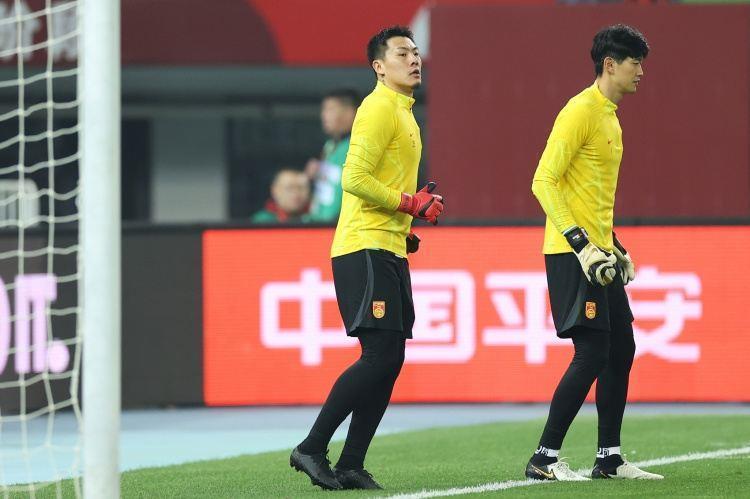媒体人：王大雷守门一定比颜骏凌稳定吗？但前者发动进攻确实强