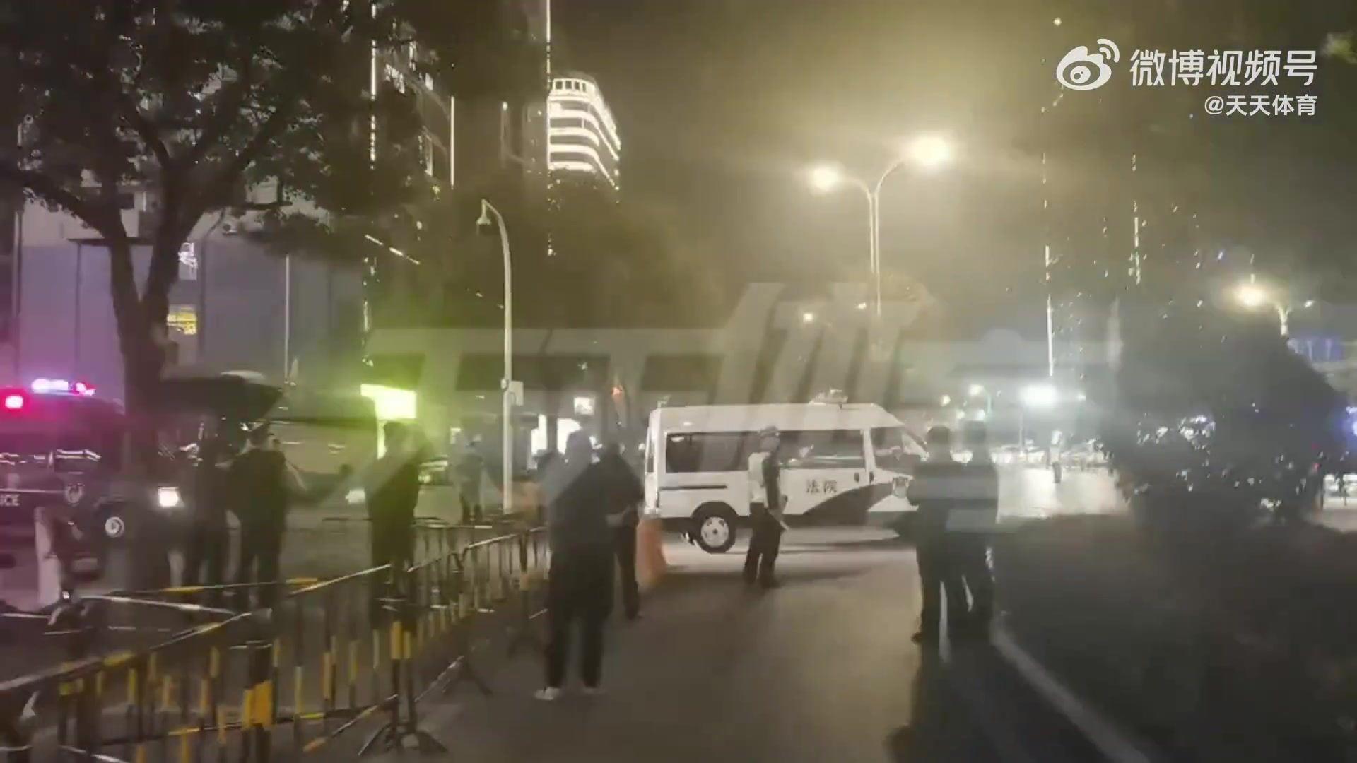记者：李铁案的庭审已经于今晚8:30左右在咸宁市中级人民法院结束