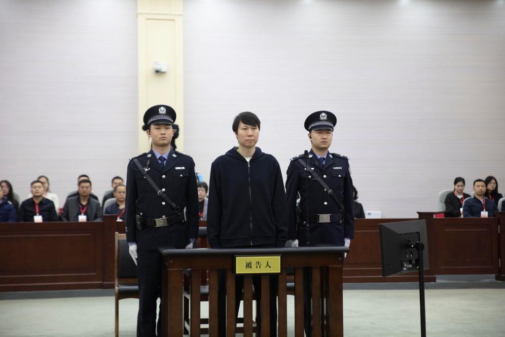 李铁认罪悔罪！球迷集体在李铁社媒下留言：怎么还没剃头？牢铁！