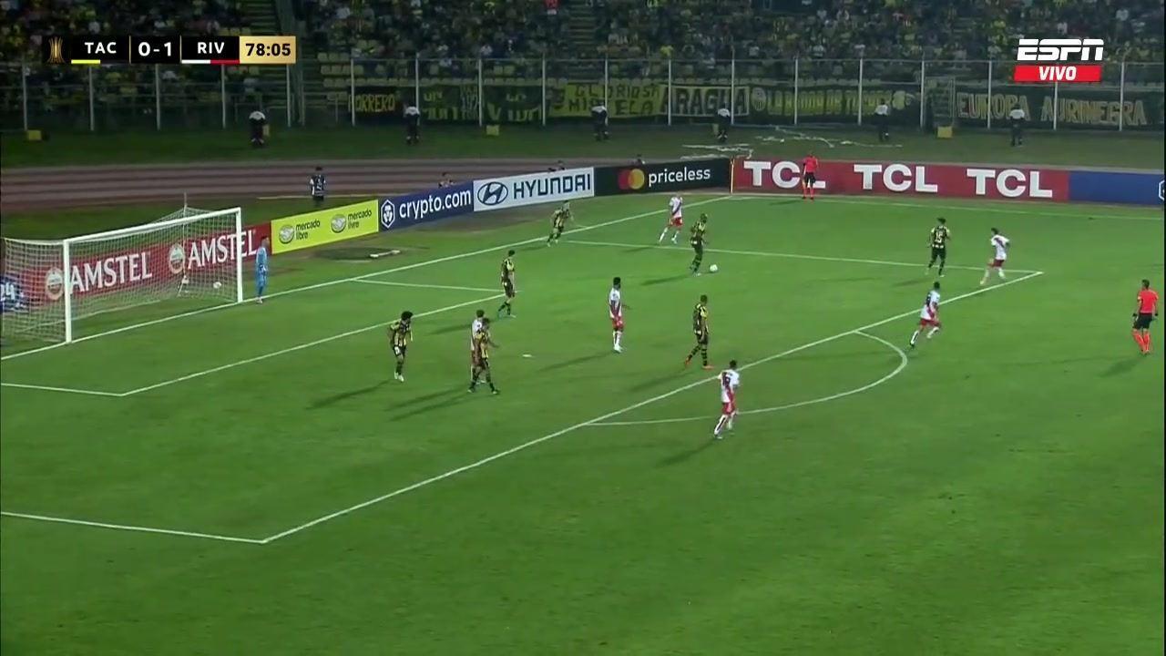 惊天世界波河床球员超远凌空抽射，皮球划出完美弧线后入网