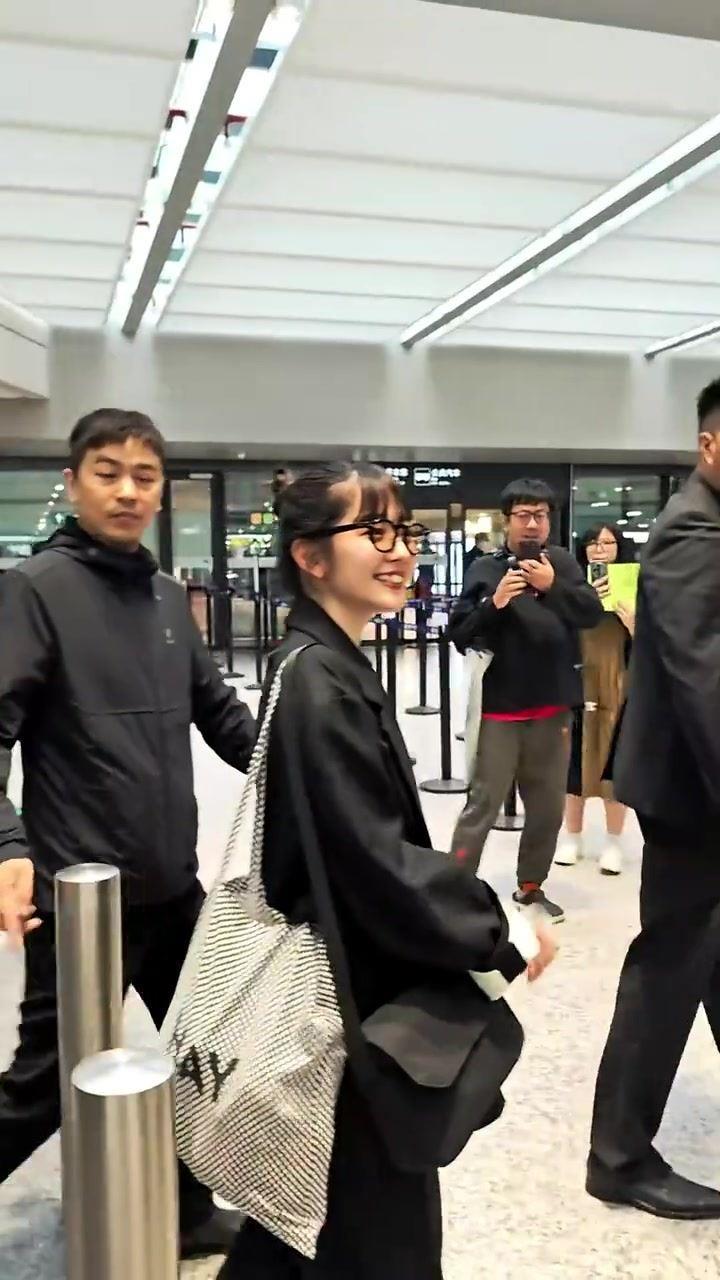 太可爱了田中碧女友铃木爱理抵达上海，用中文说谢谢感谢粉丝