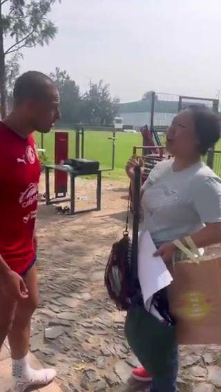 泪崩！一中国女球迷飞13728公里找“小豌豆”埃尔南德斯 见面泪崩
