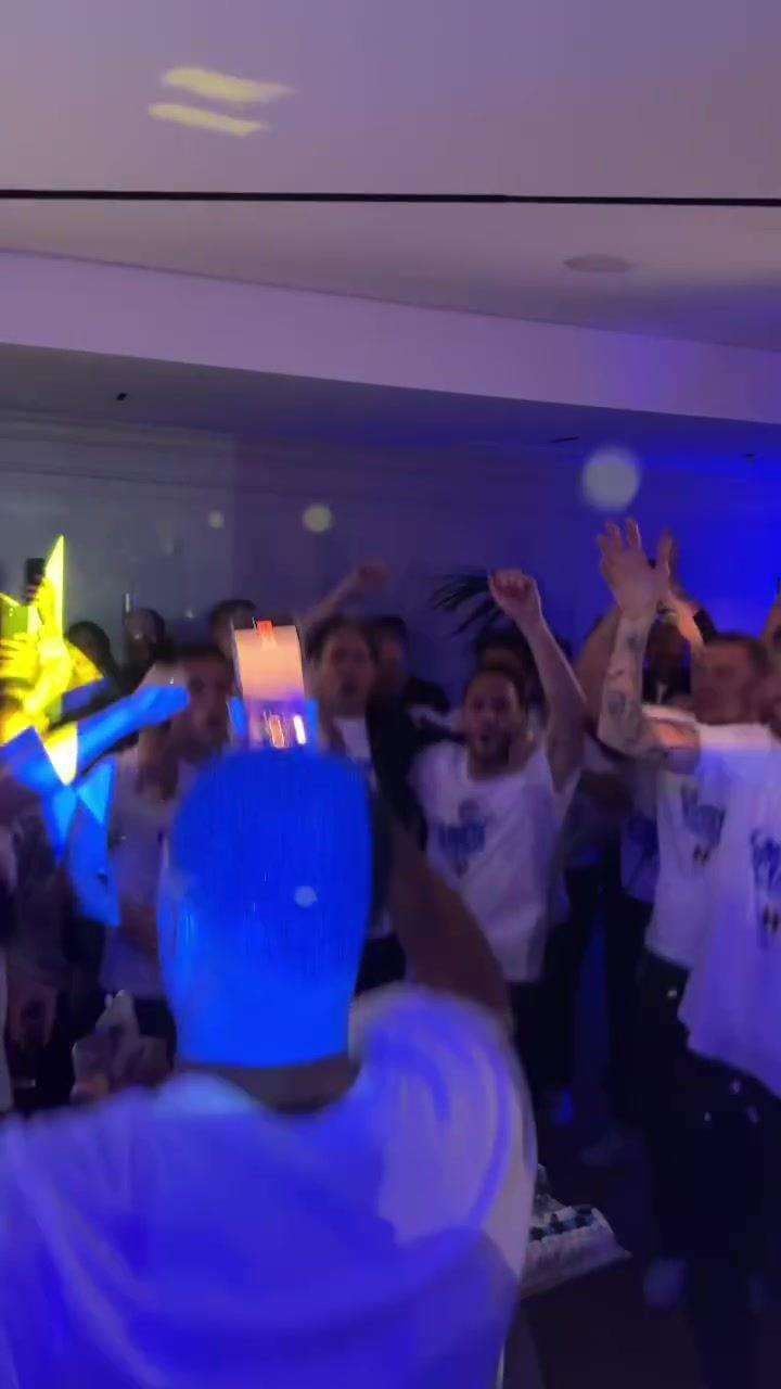 真不睡觉了是吧？妻子晒劳塔罗与全队队友半夜高歌庆祝，继续嗨！