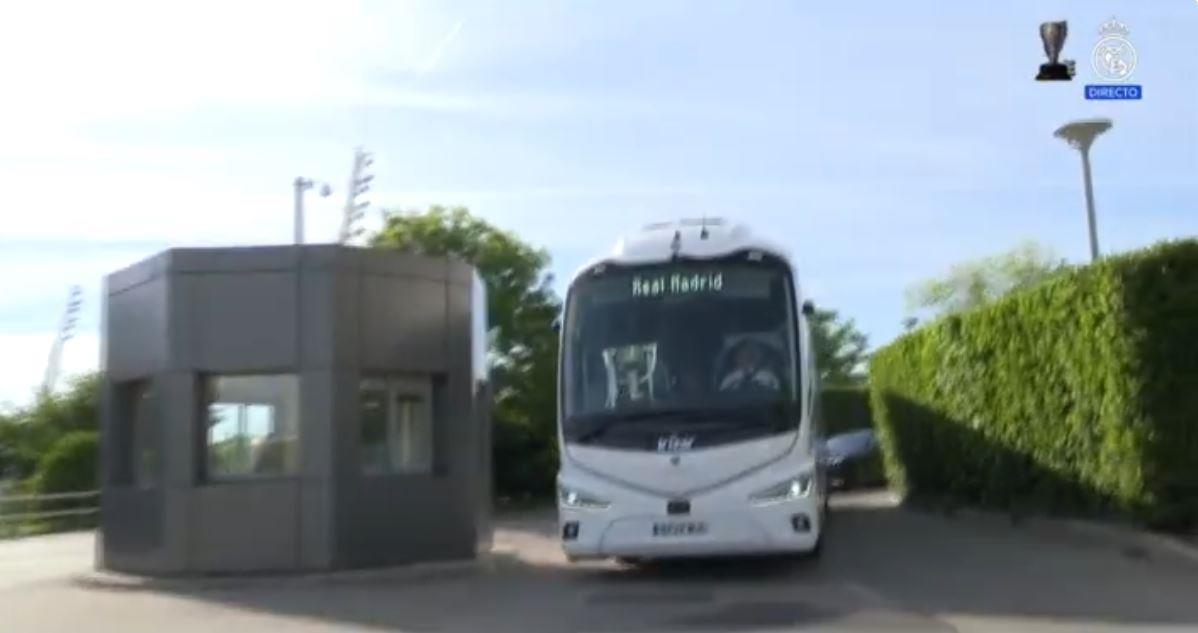 ?皇马夺冠庆典实时更新中！载着球员和奖杯的大巴已经出发！