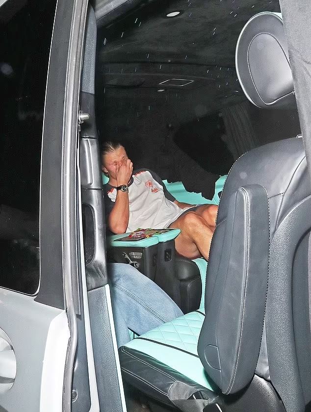 魔人也会不胜酒力？曼城狂欢后，哈兰德被拍到在车内扶额缓神