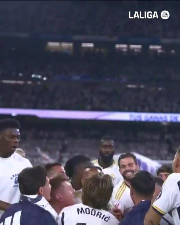 难说再见，皇马球员赛后将克罗斯高高抛起