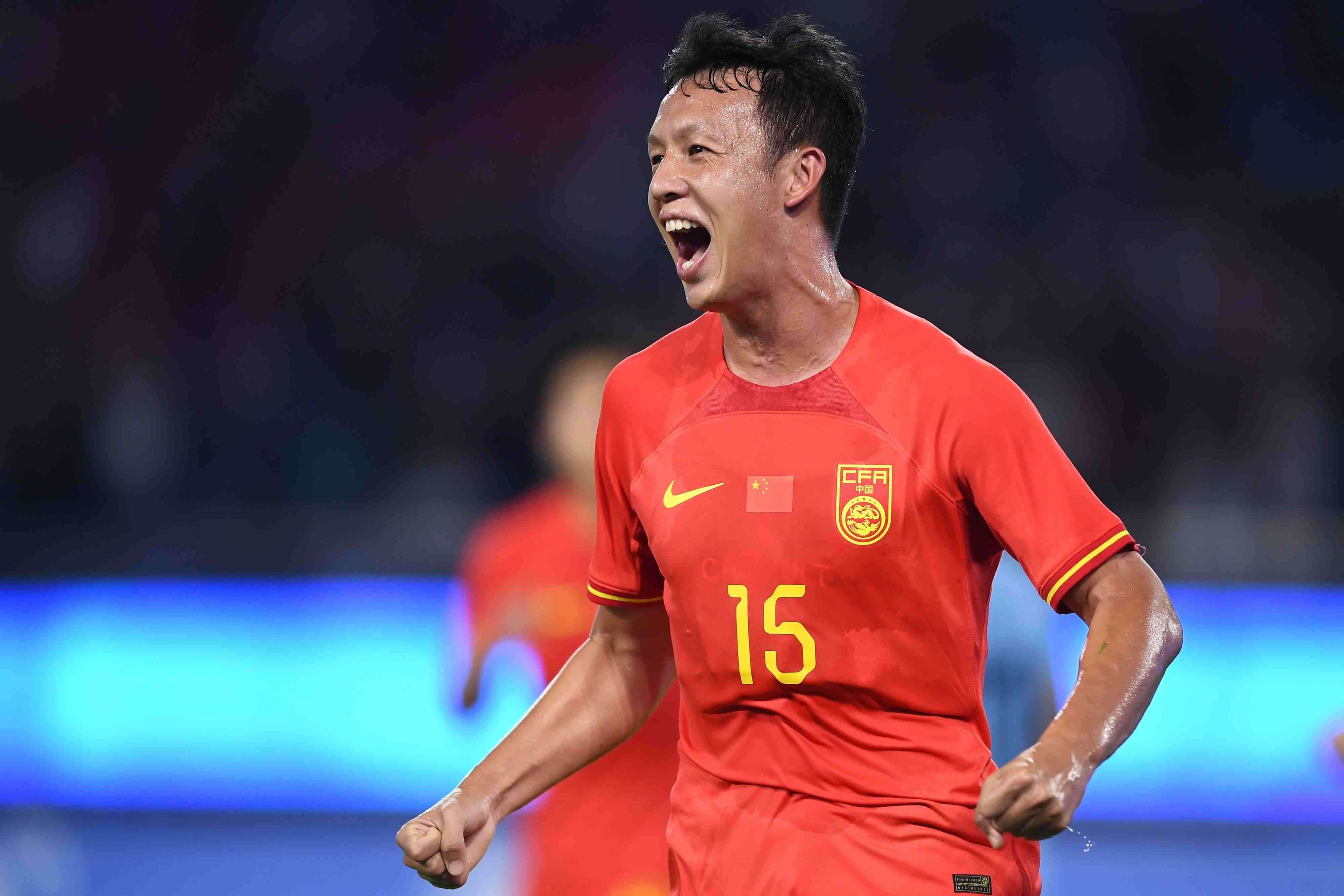 北青：国足分组对抗演练“单后腰”阵型 高天意谢文能成后腰人选