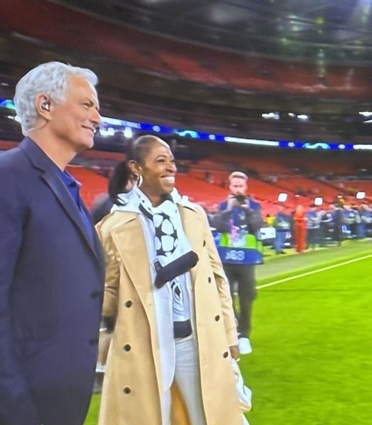 老妈的偶像贝林厄姆为母亲和穆里尼奥拍照：她喜欢了他很多年