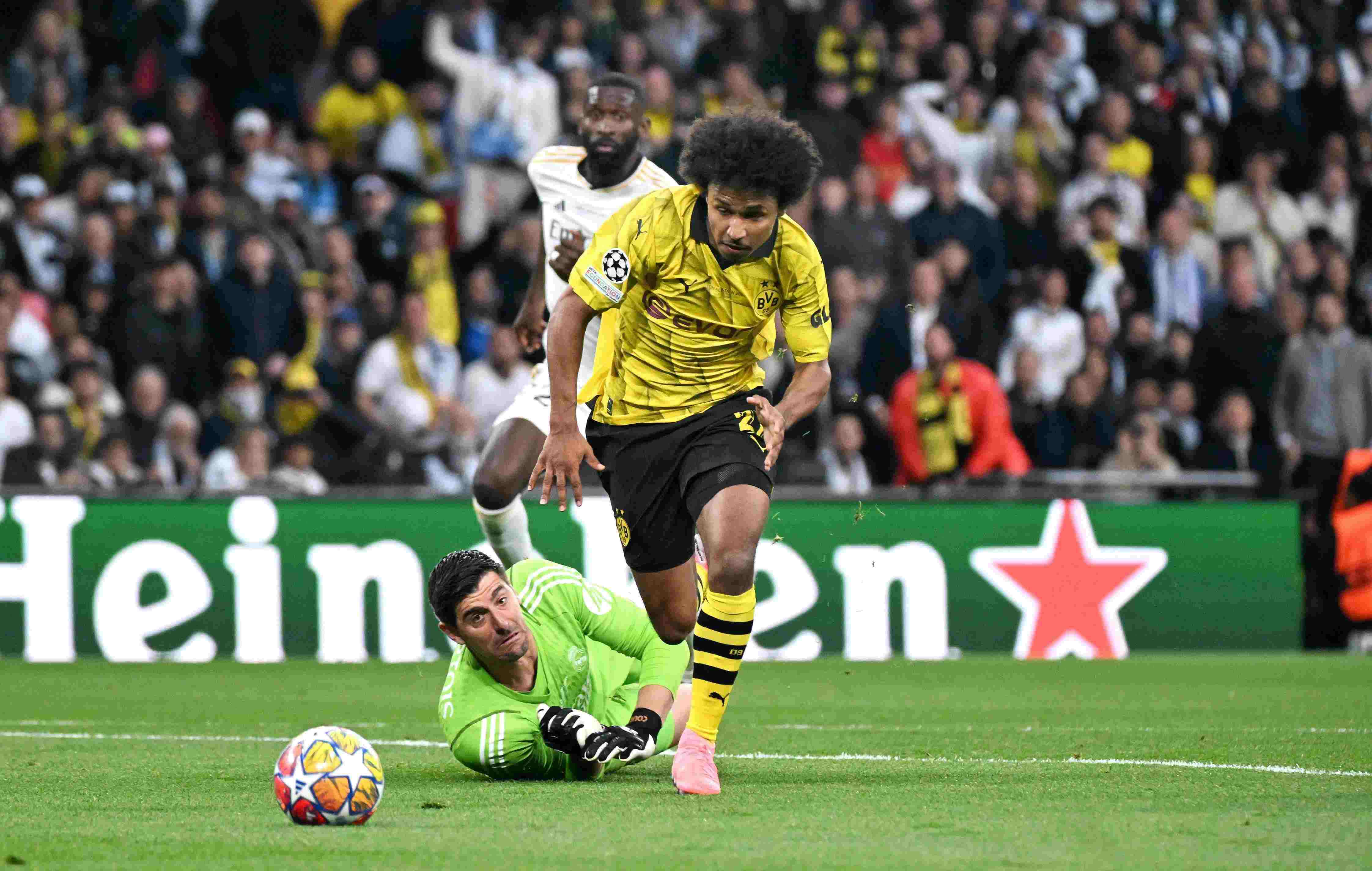 库尔图瓦：上半场球队压迫不足，中场休息主帅让我们变阵433