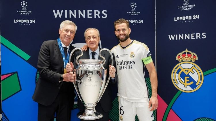 弗洛伦蒂诺赛后到更衣室，向皇马将士们道贺