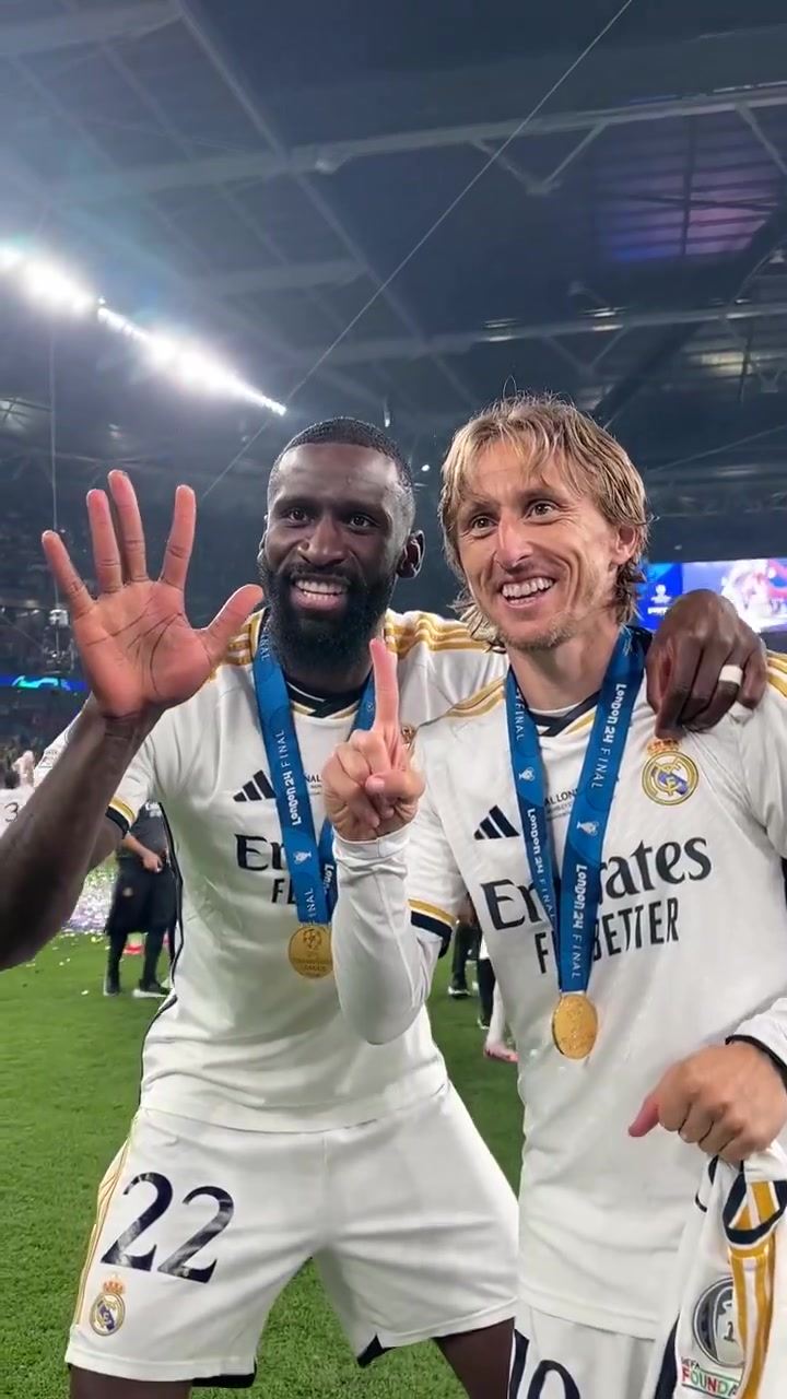 直接扛起来吕迪格肩扛莫德里奇，高喊着six、six…