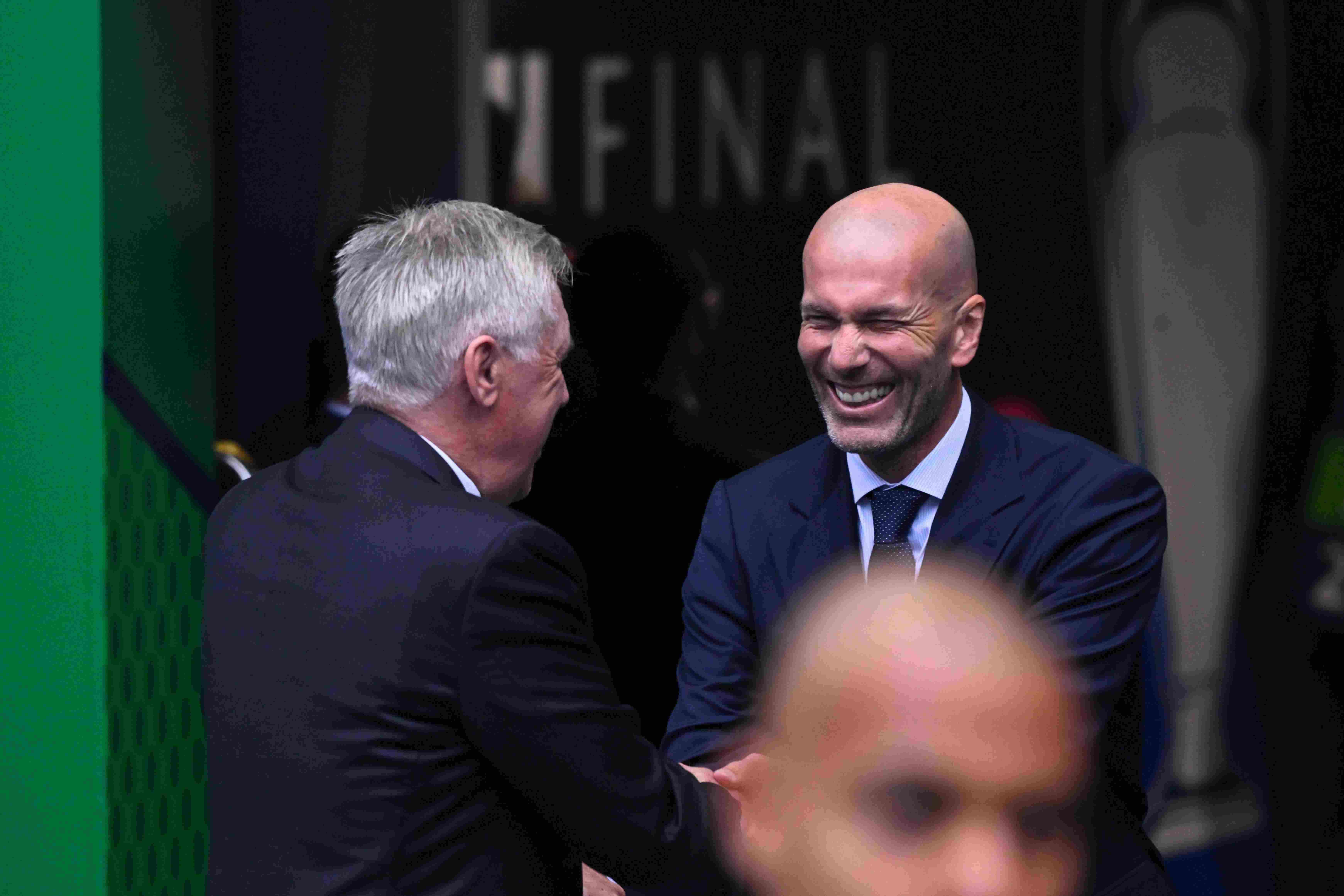 行走的冠军提醒一下，图上这两个人拿了本世纪1/3的欧冠