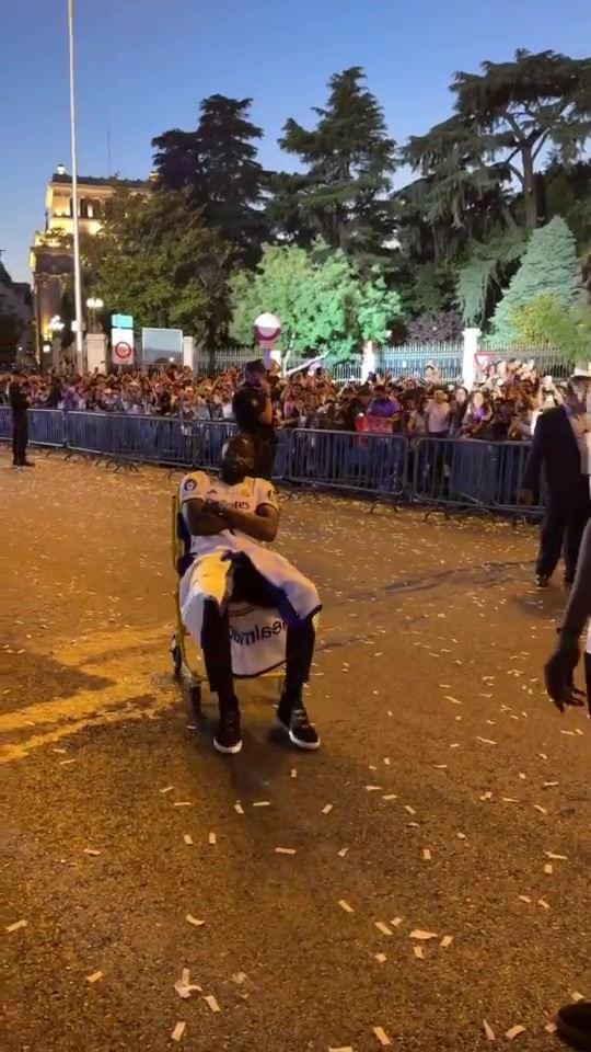 兄弟，路烫脚？库尔图瓦晒出吕迪格视频，这是在干嘛？