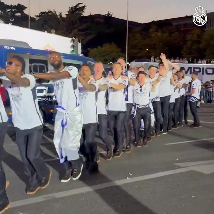 就这么嗨卡马文加手捧奖杯，皇马球员们开起了小火车