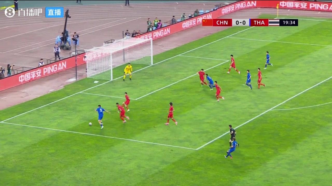 国足主场0-1落后国足后防漏人，1米69素巴楚轻松头球破门
