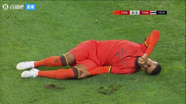 阿兰接受治疗后坚持!遭泰国球员多次凶狠犯规,阿兰痛苦倒地