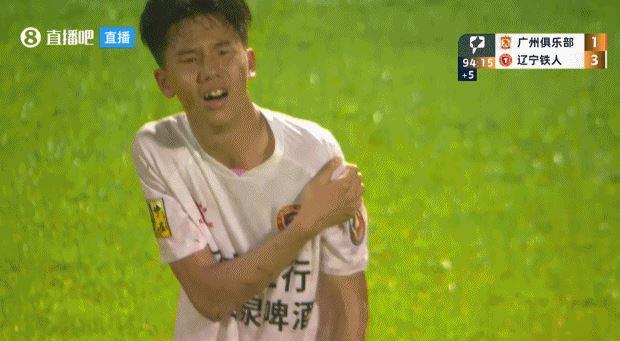 辽宁铁人17岁前锋张家鸣拖时间，吃黄牌 被裁判踢屁股催促