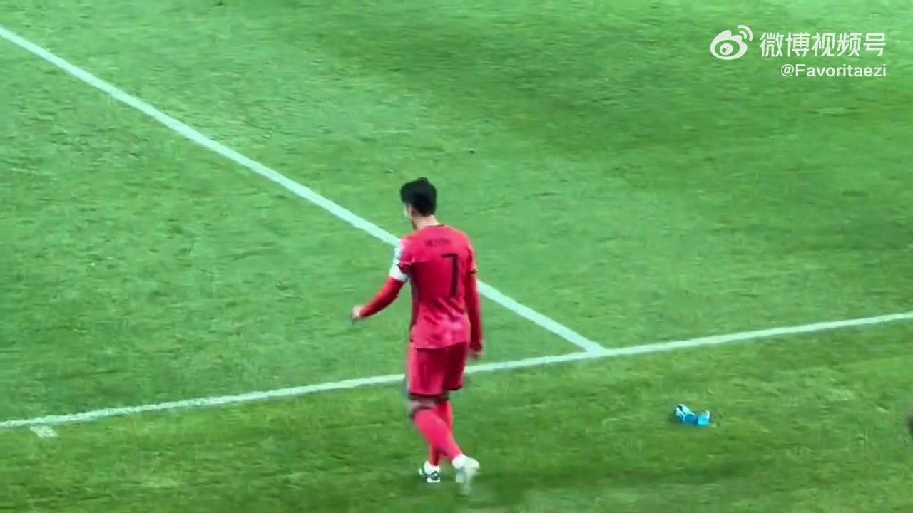 蚌埠住了现场女球迷上一秒高喊孙兴慜好帅 被比3-0后直接开骂