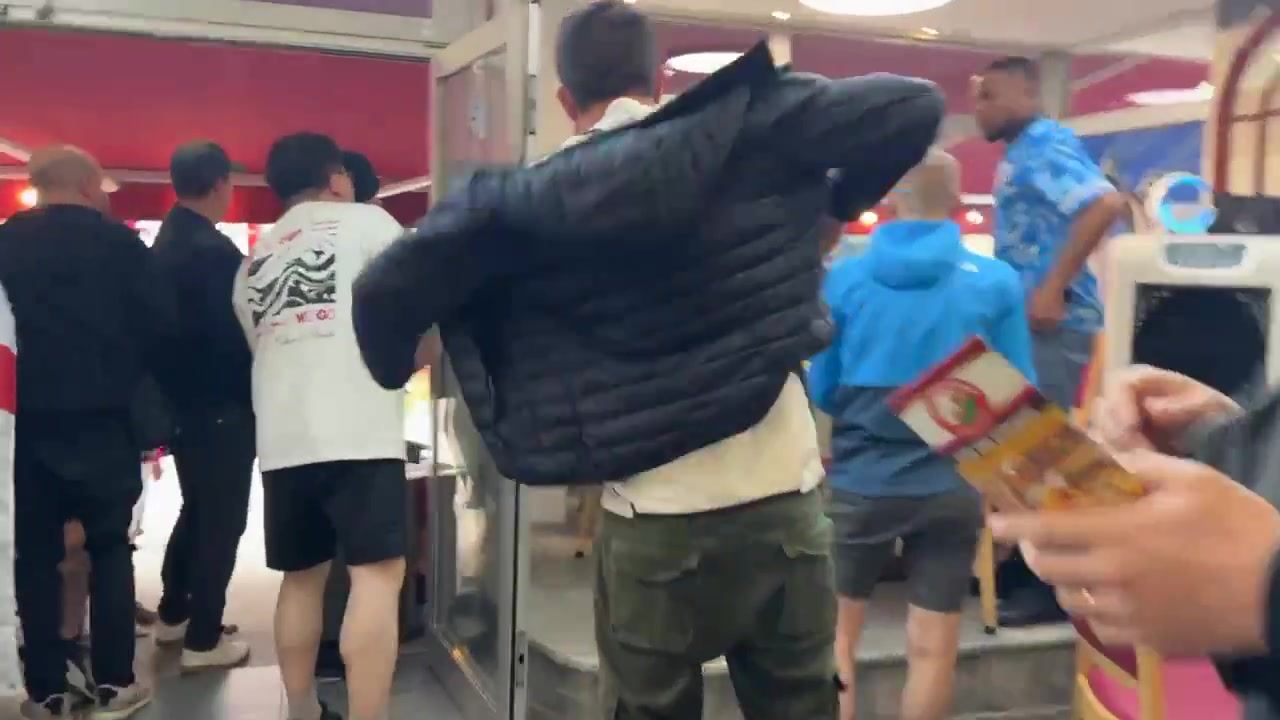 “战斗”！英格兰-塞尔维亚球迷赛前在市中心大乱斗，桌椅满天飞