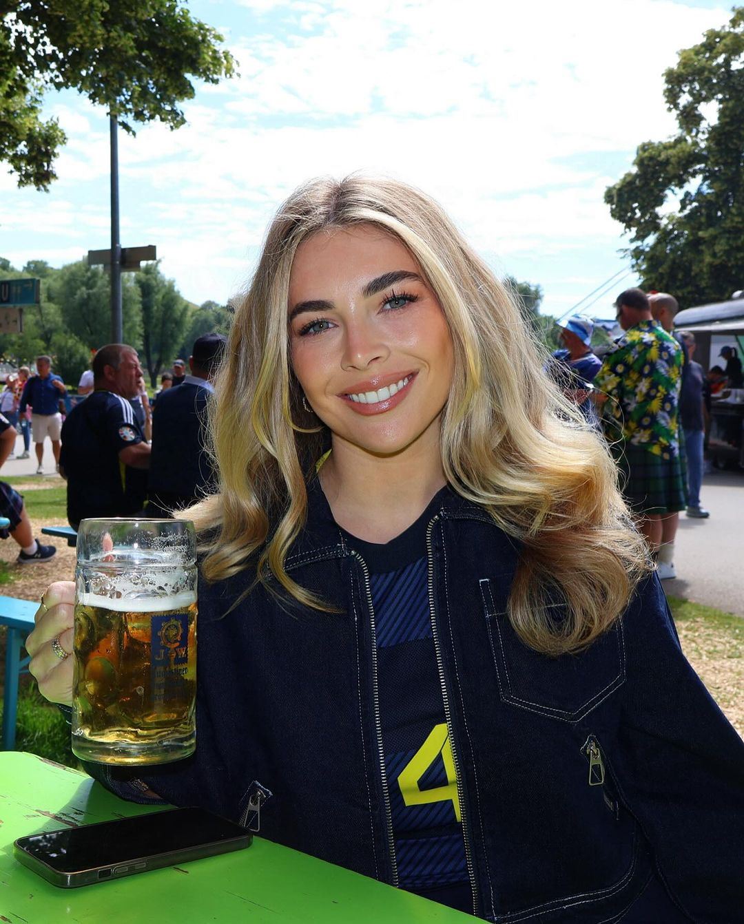 靓丽风景！麦克托米奈女友社媒晒现场观赛照片