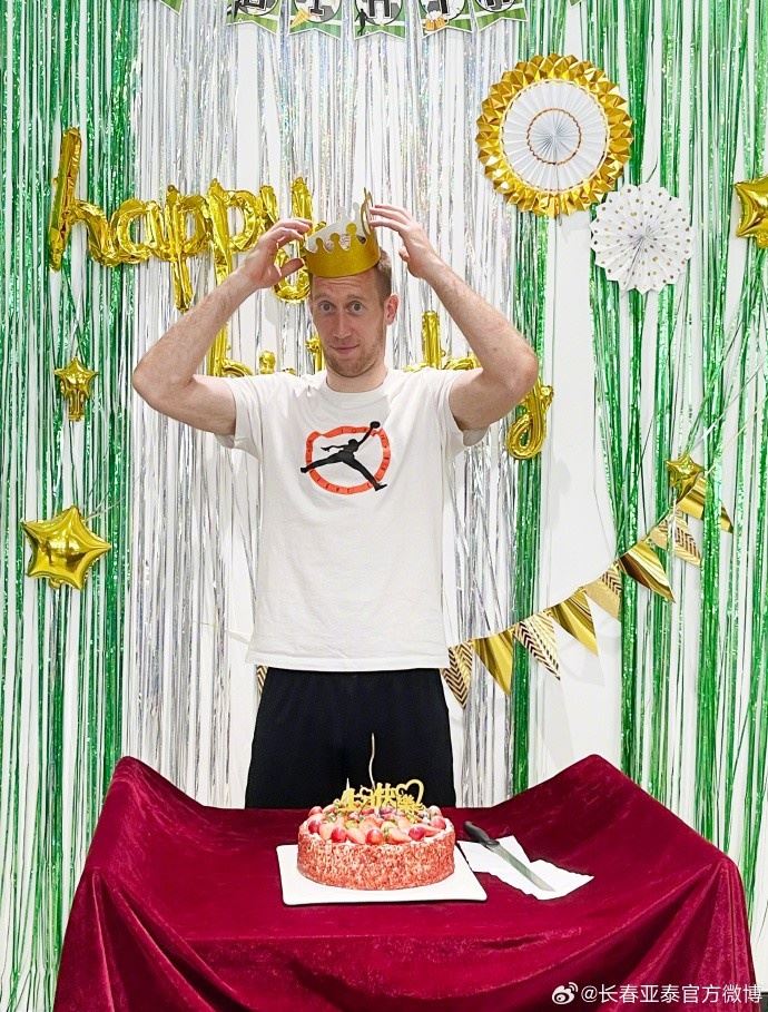 贝里奇迎33岁生日 全队举办PARTY唱生日歌送祝福