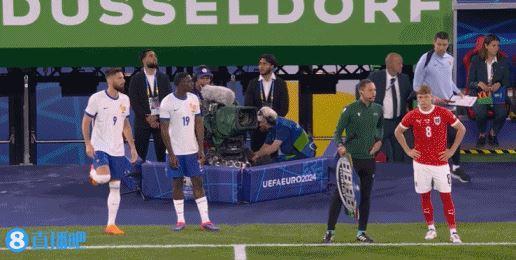 姆总被迫战术染黄？奥地利换人快速开球，法国队无法换人非常不满