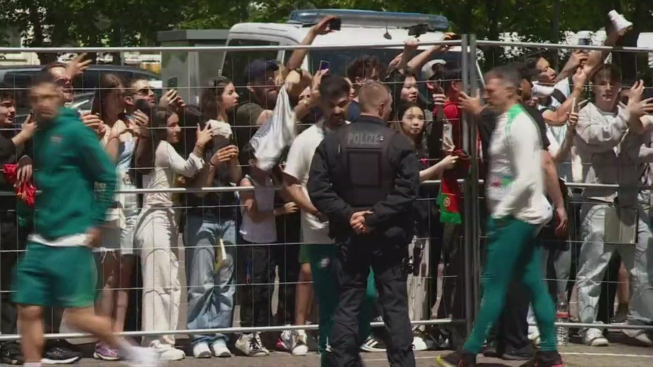 今晚亮相！葡萄牙全队为酒店外的球迷签名、合影，C罗最受欢迎
