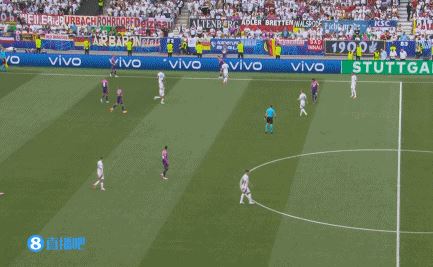 抱头遗憾！哈弗茨鬼魅卡位，被后卫抱住情况下近距离打门被扑