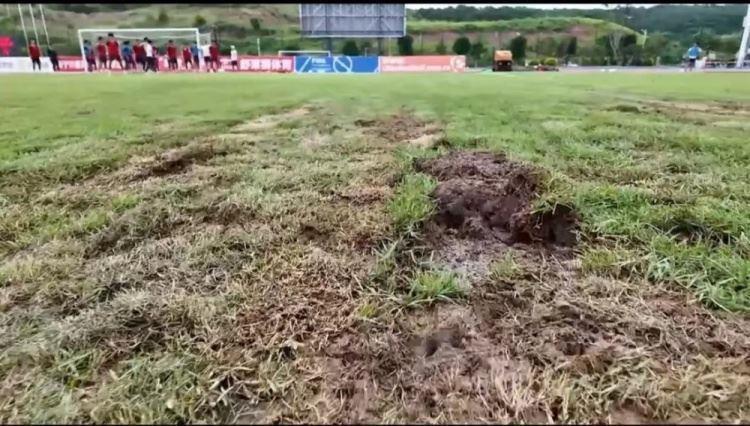 东体：海港足协杯场地条件不佳，草皮平整度一般 降雨使泥土松软