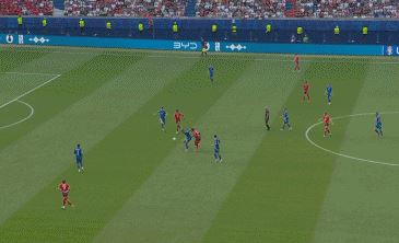 后插上无人盯防！弗鲁勒一停一打抽射破门！瑞士1-0意大利