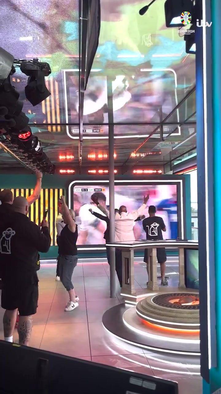先喊再说！赖特错过贝林绝平全过程，转身与内维尔疯狂庆祝