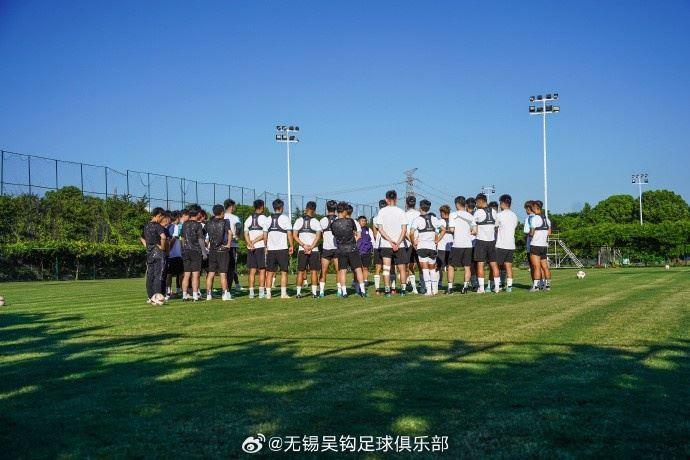 假期结束，球队集结全力备战下一场比赛 ???