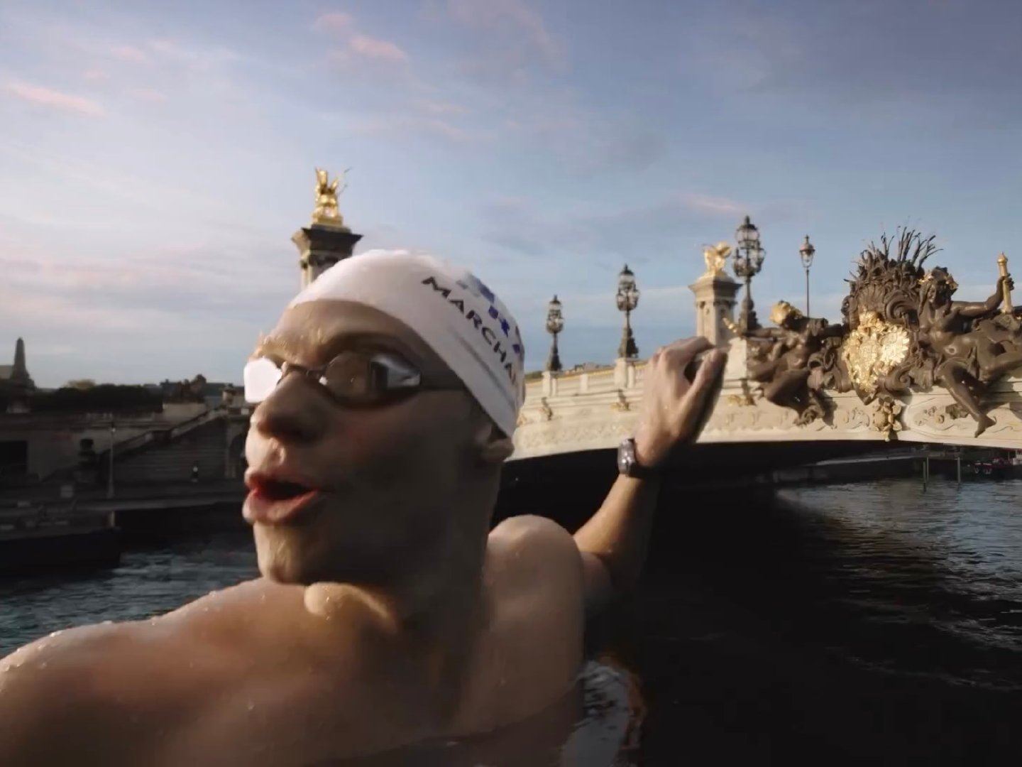 法国游泳四金王马尔尚神似姆巴佩，尤其是戴上泳帽和泳镜后