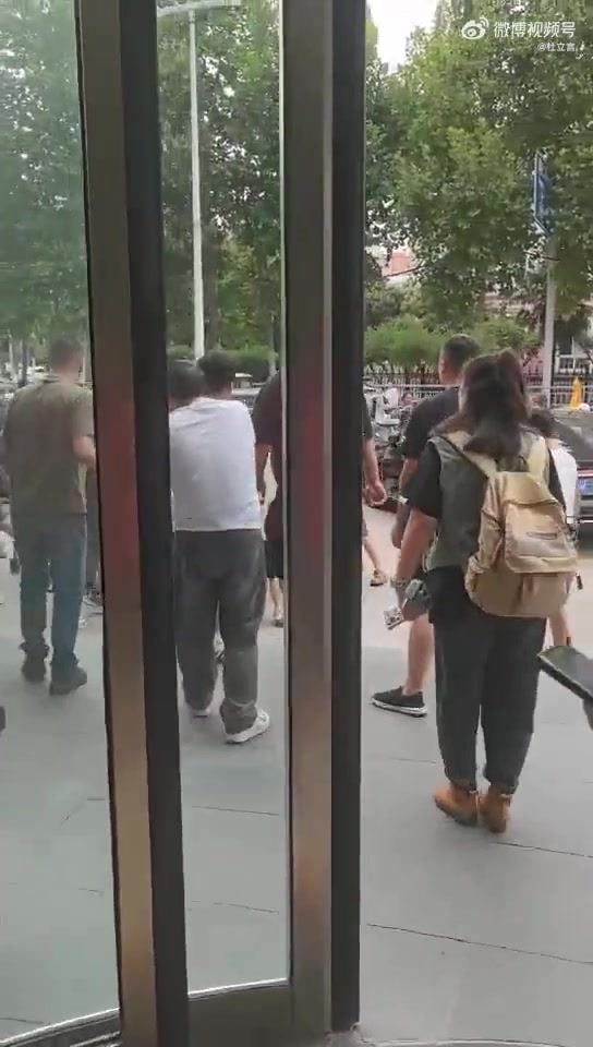 怎么回事？媒体人晒视频，河南球迷与蓉城球迷发生肢体冲突
