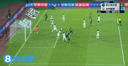到底谁越位了？沧州明显底线躺了一个人，裁判手势却示意越位