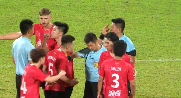 指着鼻子骂!最后时刻被铲倒裁判无表示 吹终场哨，广州队不满判罚