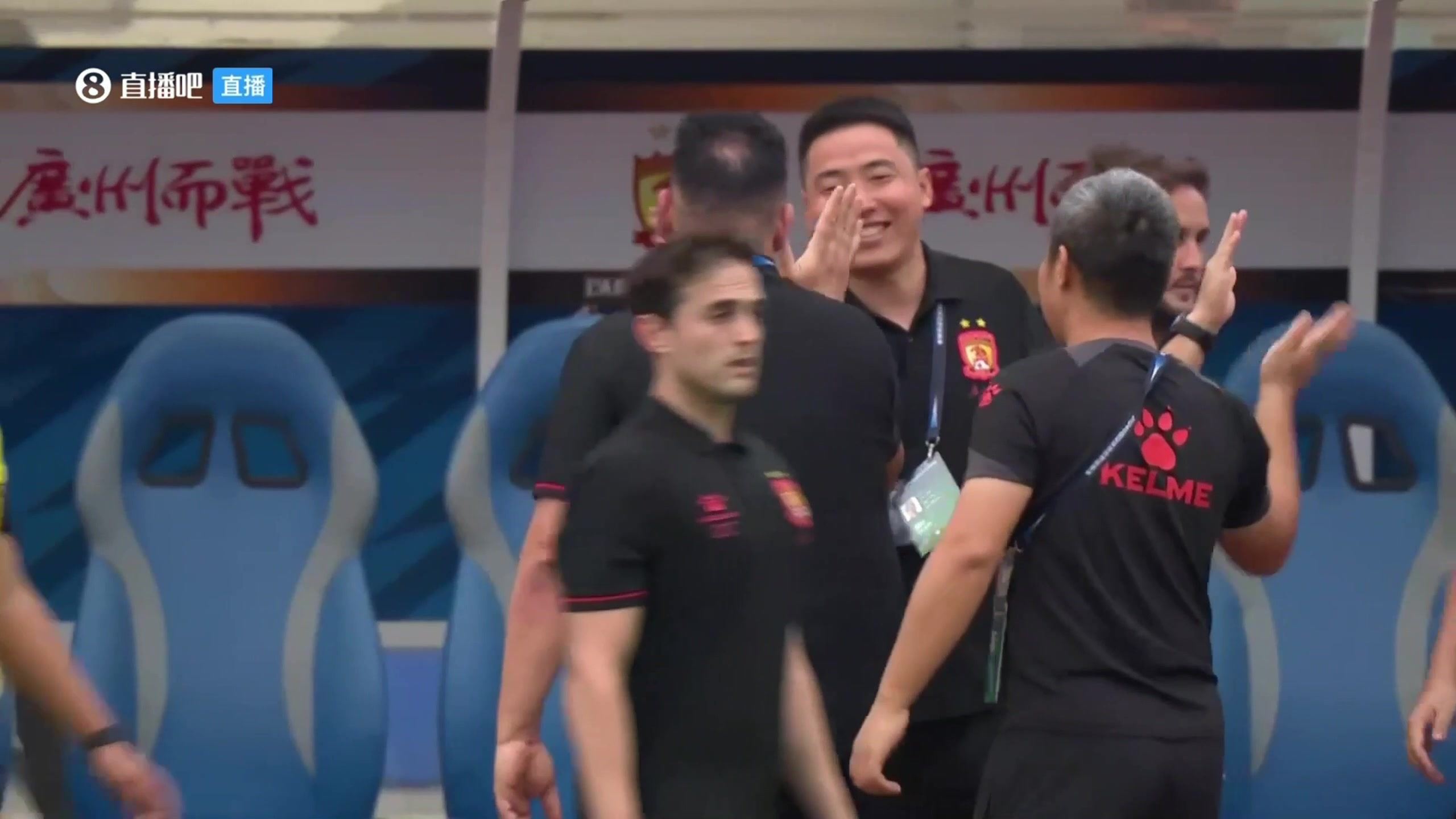 啥情况？广州赢球后外援阿雷格里亚鼓掌，延边队长追着骂