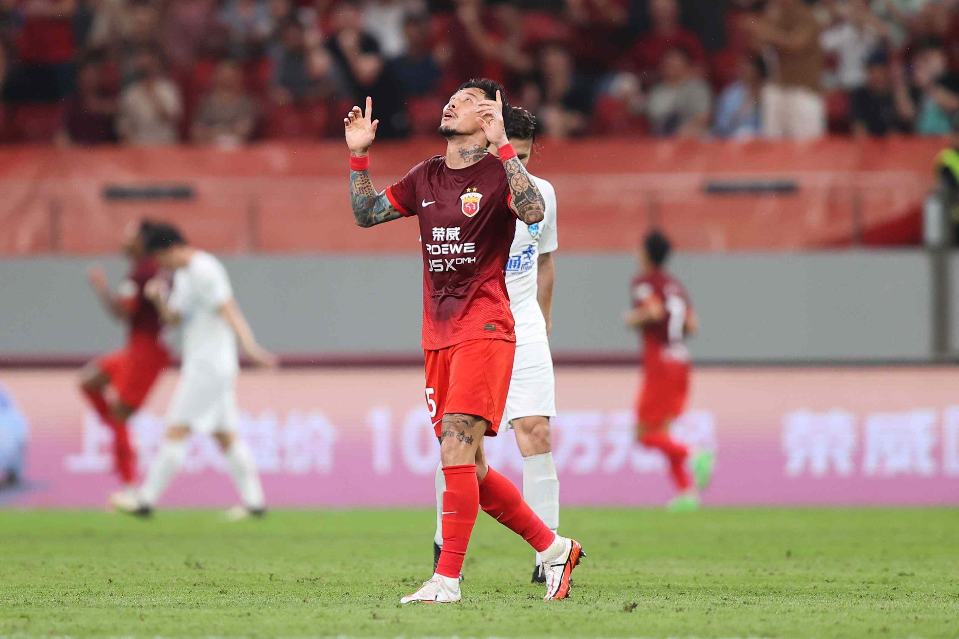 球迷问是否回广州，张琳芃妻子回复：唯一确定的就是不确定的人生