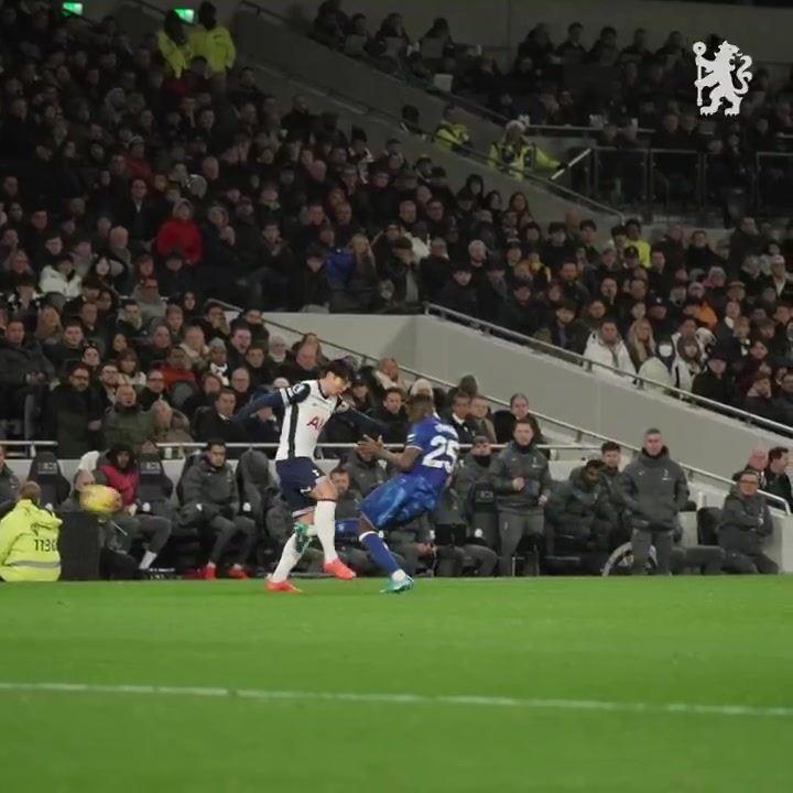 恶狠狠凯塞多抢断孙兴慜一脚把球踢飞，后者被掀翻无奈跪地